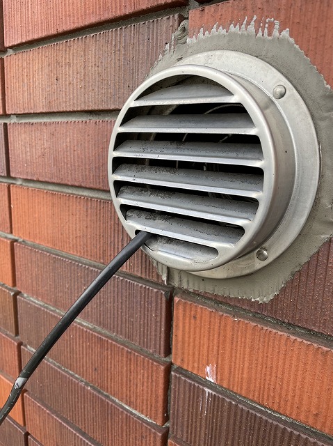 熊本市中央区の住宅の雨が強いに雨漏りしている換気扇フードを交換し、コーキング処理をしました。