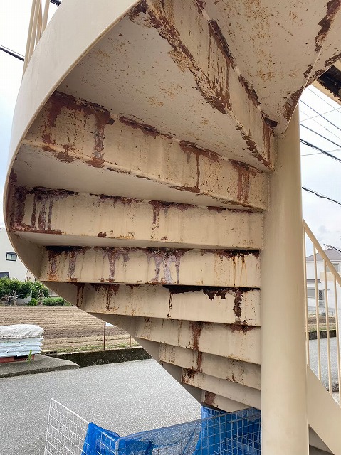 熊本市西区鉄部階段ケレン錆落とし