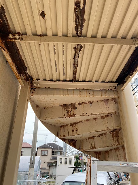 熊本市西区にて錆がかなり進行していた金属製階段の塗装工事、瞬く間に広がる錆の危険性