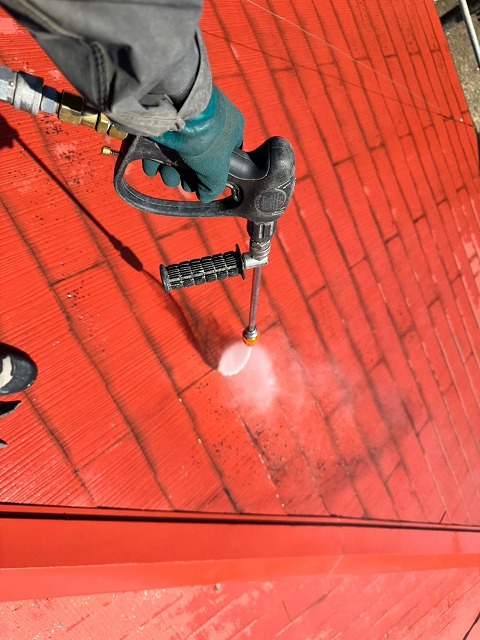 屋根から高圧洗浄