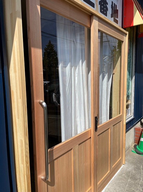 阿蘇市の新しい駄菓子屋の建具塗装工事、キシラデコールで木の質感そのままに美観維持