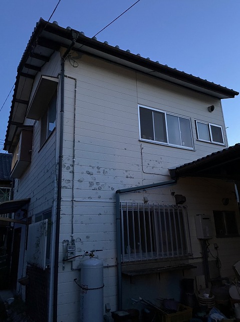 熊本市南区で台風で瓦がずれて雨漏りしているとのことで現場調査と足場工事、割れたり飛んだ瓦の復旧作業と塗装をしました。