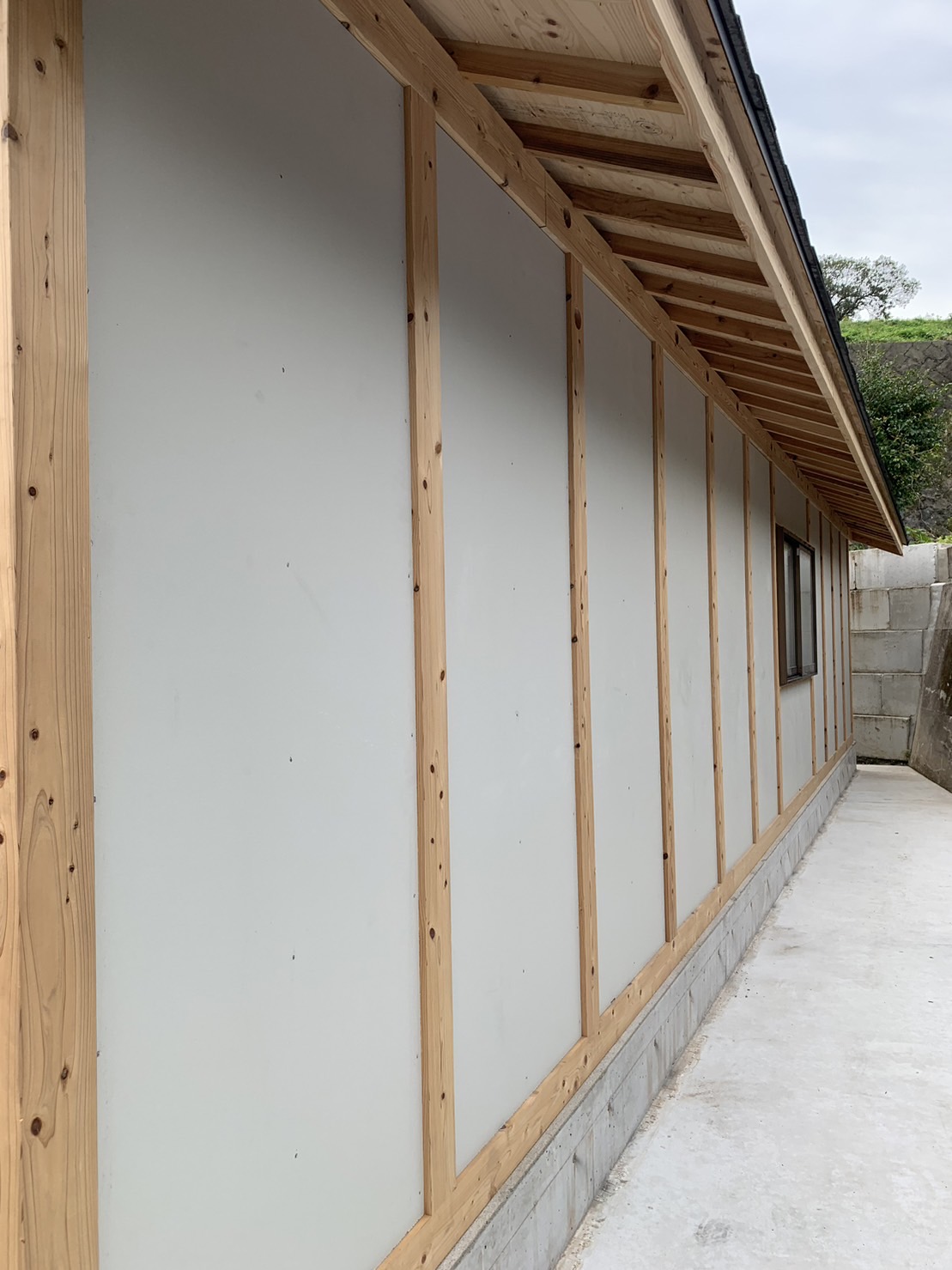熊本市北区植木町で新設の農屋の外壁に10万円以内でコーキングと塗装をしてほしいとご連絡があり、現場調査したのち予算内で工事に入りました。