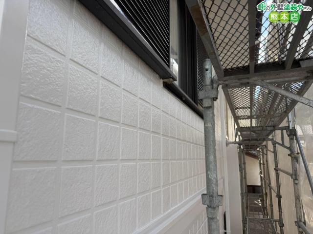 【上天草市】色褪せたサイディング外壁の中塗り＆上塗り｜無機塗料の「白」で高級感のある佇まいに大変身
