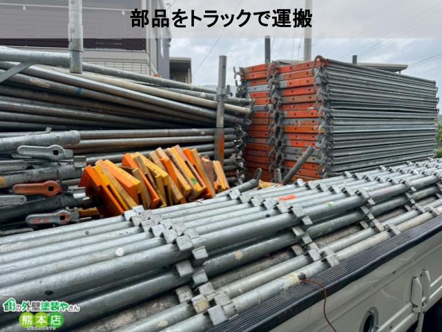 部品をトラックで運搬