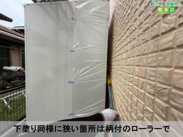 下塗り同様に狭い箇所は柄付のローラーで
