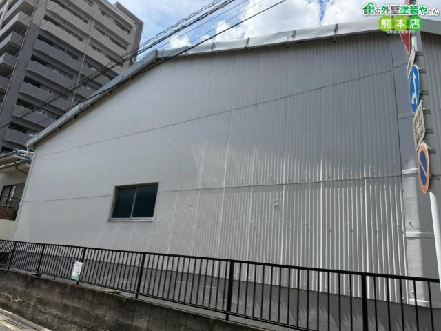 【熊本市中央区】チョーキングが進んだ波型スレート外壁が無機塗料で大変身。ピカピカつるつるの仕上がりに