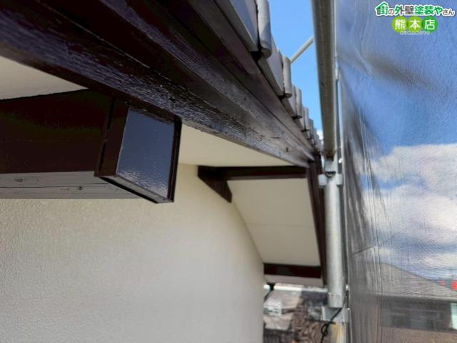 【熊本市東区】劣化が酷かった木部破風板を塗装。下塗り1回+中塗り1回+上塗り3回の合計5回塗りで徹底再生
