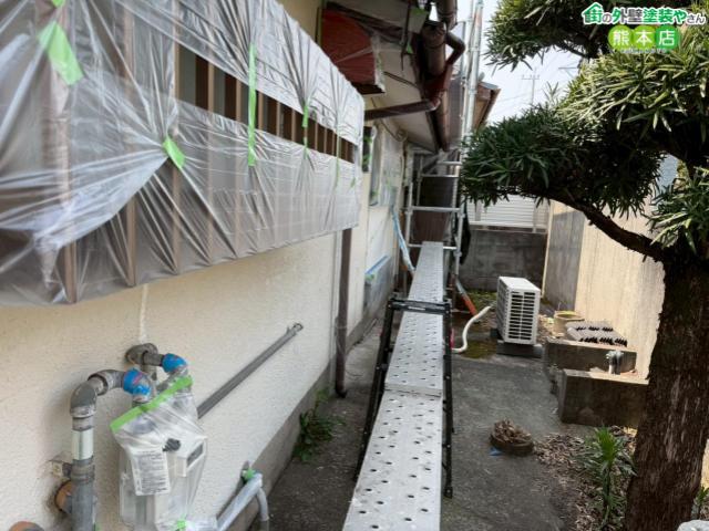 【熊本市東区】塗装の美しさを支える養生作業。お家を塗料の飛散から守る職人の丁寧な下準備
