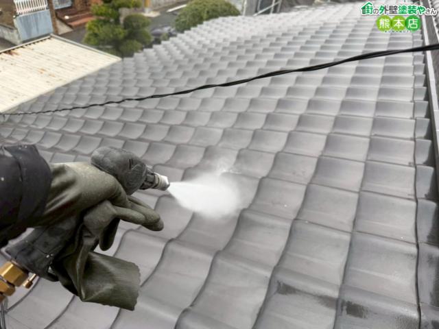 【熊本市東区】ひび割れと雨漏りに配慮した繊細な高圧洗浄。塗装の仕上がりを左右する大事な下準備