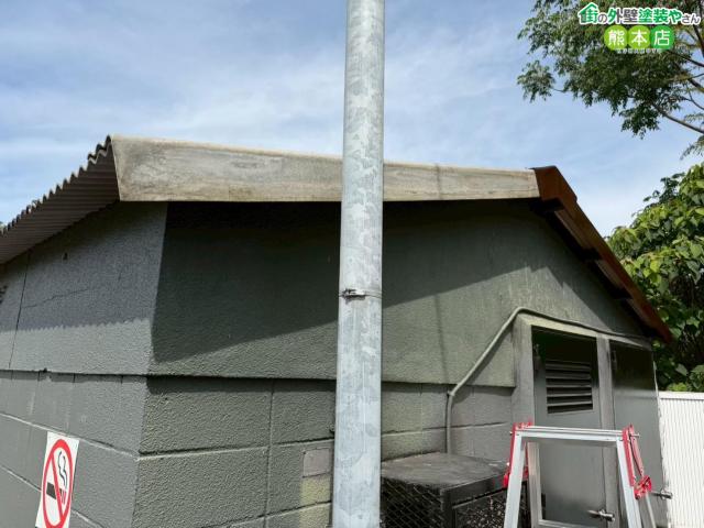 【マクドナルド東バイパス店】車の衝突で割れた小屋の屋根修理で現場調査｜波型スレートの部分交換と無機塗料での再生プランをご提案