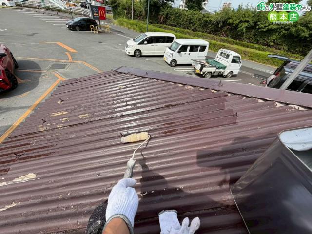 【マクドナルド東バイパス店】塗膜が剥がれた小屋の波型スレート屋根を下塗り｜無機塗料の密着力を引き出す丁寧な一塗り