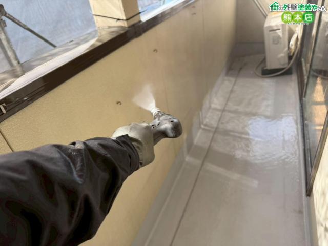 【熊本市北区】チョーキングが進んだ外壁を高圧洗浄！塗装前の大掃除で汚れをスッキリ落とします