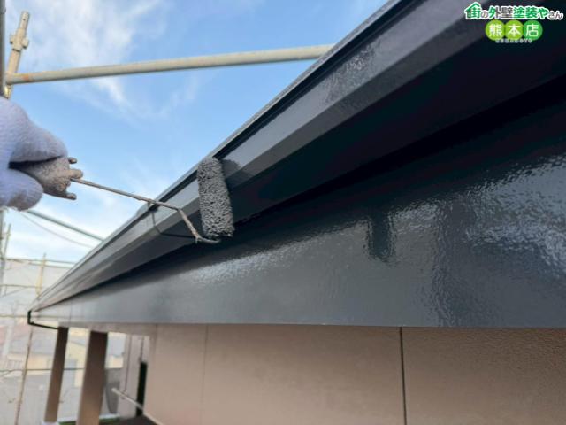 【熊本市北区】色褪せた雨樋を無機塗料で塗装！顔が映り込むほどの艶感仕上げ