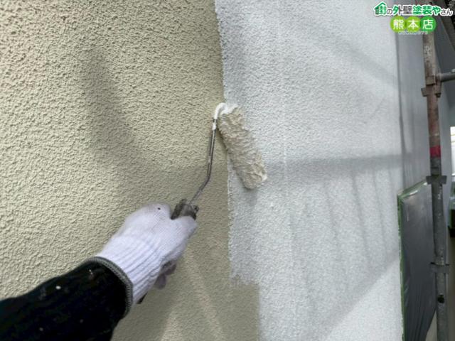 【熊本市南区】ヘアクラックが多発したモルタル外壁の下塗り。微弾性塗料でひび割れに強い土台づくり