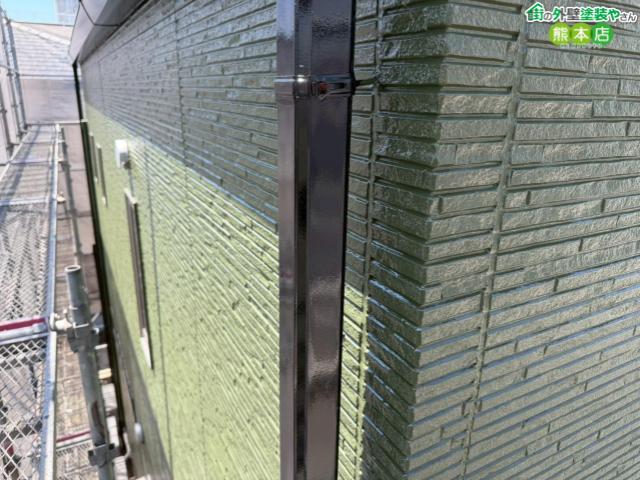 【熊本市南区】色褪せた雨樋を黒色に塗装して全工程が完了。抹茶色の外壁を引き締める仕上げの一手