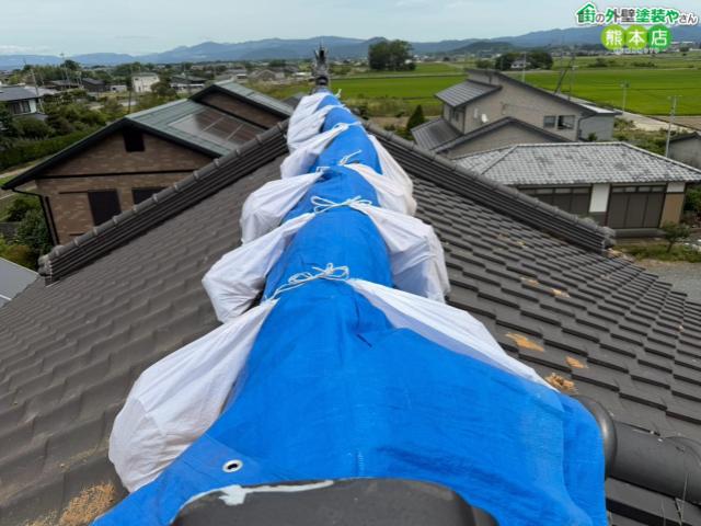 【熊本市南区城南町】地震で瓦が脱落した屋根のブルーシート養生。崩れた瓦の撤去から土嚢設置まで応急処置を完了