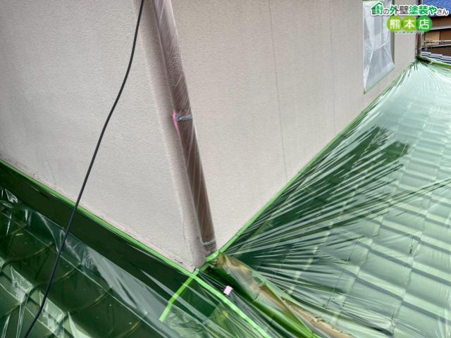 【熊本市南区】色褪せ・ひび割れのモルタル外壁を養生！塗装前の丁寧な下準備をご紹介