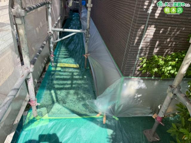 【熊本市南区】外壁塗装の養生作業。窓や玄関の開閉にも配慮した念入りな仕事