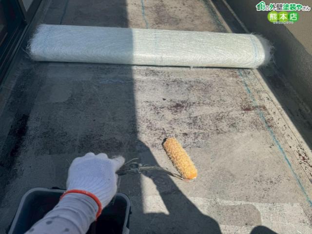 【熊本市南区城南町】雨漏りしたベランダをワンプライ工法で防水。下塗りからシート敷設まで