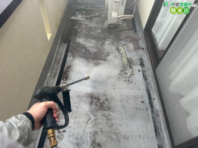 【熊本市南区城南町】コケだらけのベランダ防水の下地処理｜高圧洗浄とケレンで長持ちの土台づくり