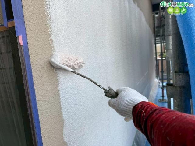 【熊本市南区】ひび割れが進んだモルタル外壁の下塗り！仕上がりを左右する