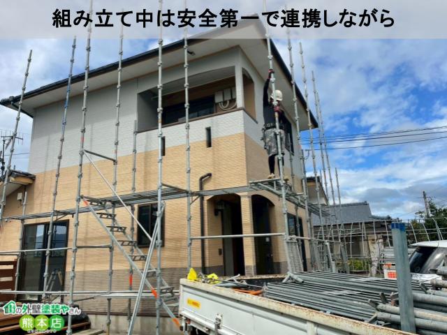 組み立て中は安全第一で連携しながら