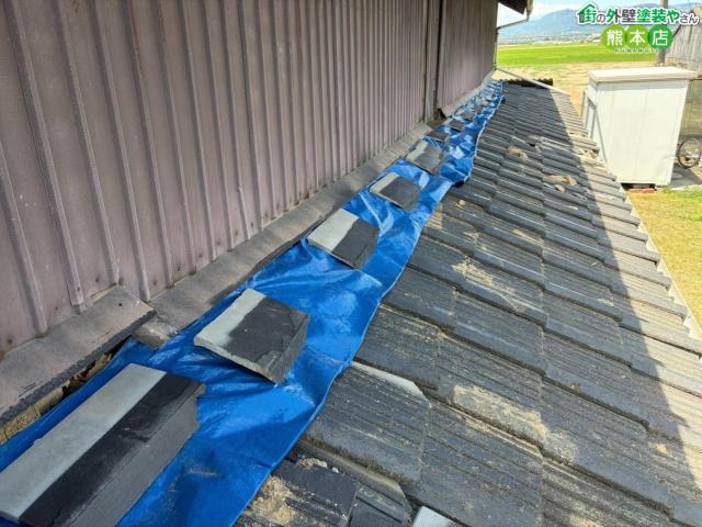 【宇城市】地震で瓦が剥がれた屋根のブルーシート養生｜土嚢で風対策、雨漏りをストップ
