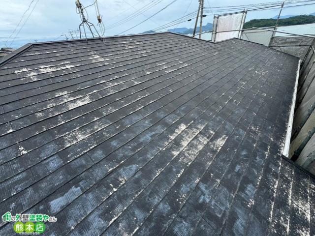 屋根の劣化して古くなった塗膜写真