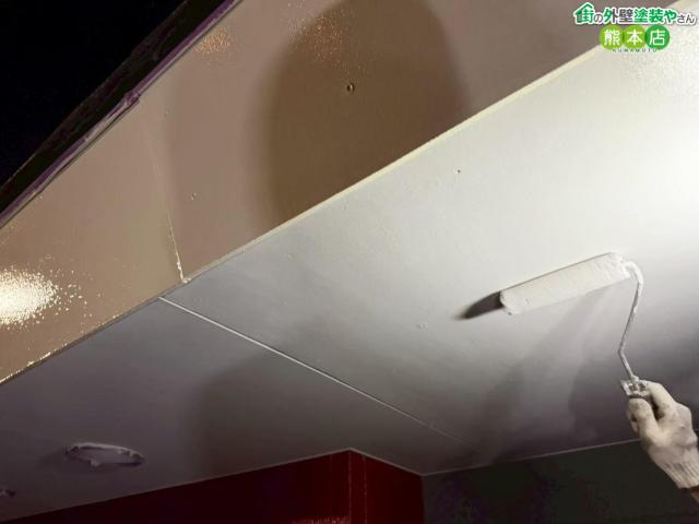 【マクドナルド八代インター店】車の接触で割れた店舗の軒天井を交換＆パラペット下塗り｜閉店後の夜間作業で営業に配慮した修理工事