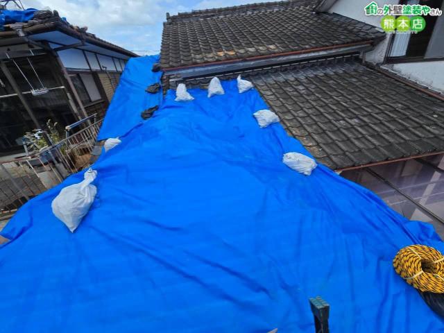 【八代市】地震で脱落した瓦屋根の瓦礫撤去とブルーシート養生。雨漏りから住まいを守る応急処置