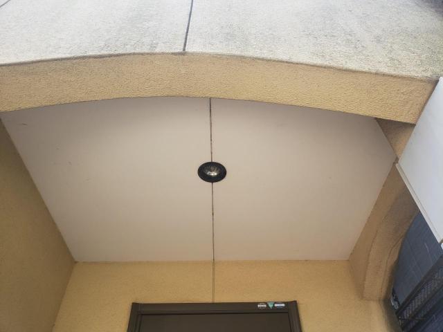 熊本市南区にて傷んでシミや汚れのあった軒天井の塗り替え。軒天井塗り替えの最適解！水性ケンエース登場！