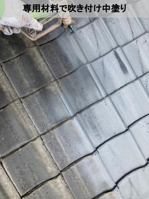 熊本市東区にて経年劣化していた１軒家の屋根の中塗り、吹き付け塗装はnot手抜き！