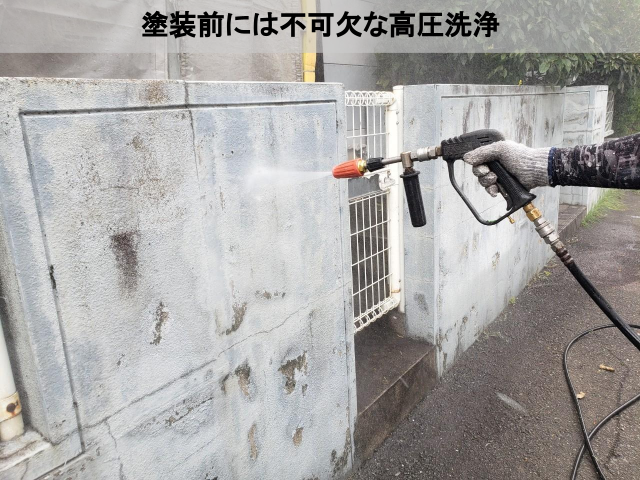 熊本市東区にて雨漏りしていた1軒家塗装前の準備、外壁塗装を成功に導く三大要素は「高圧洗浄、足場組立、養生」