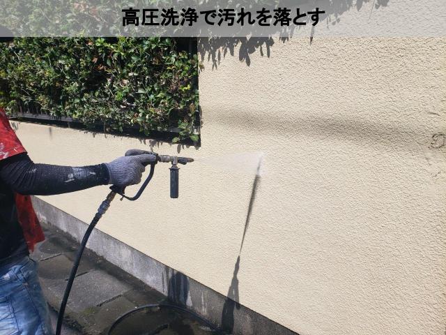 熊本市東区にて色褪せや塗膜剥がれが起きていて1軒家の高圧洗浄、