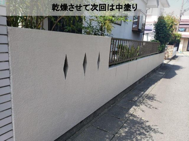 熊本市東区モルタル塀乾燥後次回中塗り