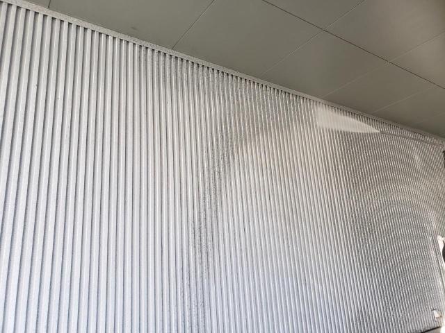 西区島崎高圧洗浄ガルバリウム鋼板汚れ落ちている様子