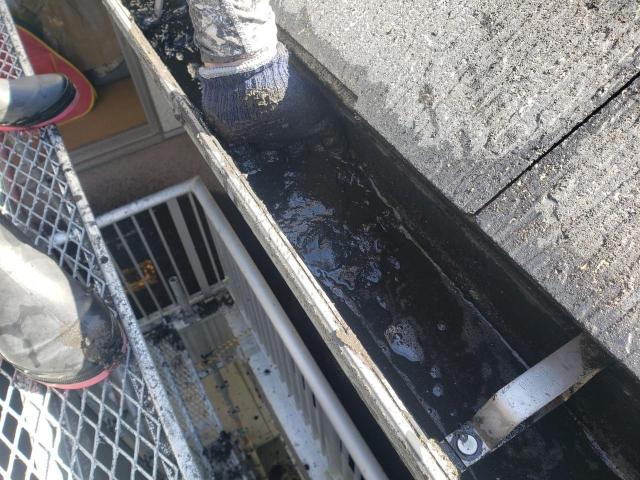 西区島崎高圧洗浄横樋汚れ溜まっている様子