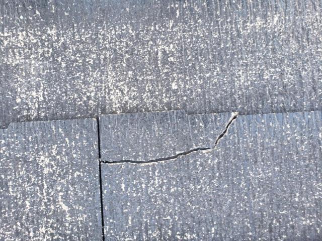 熊本市西区島崎にて色褪せていた大きめの住宅屋根ひび割れ補修、その経年劣化放置厳禁です！
