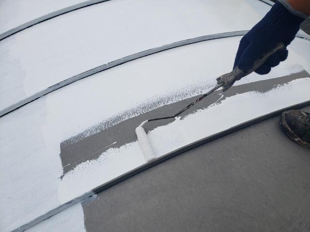 熊本市西区島崎屋根1液ハイポンファインデクロで下塗り中