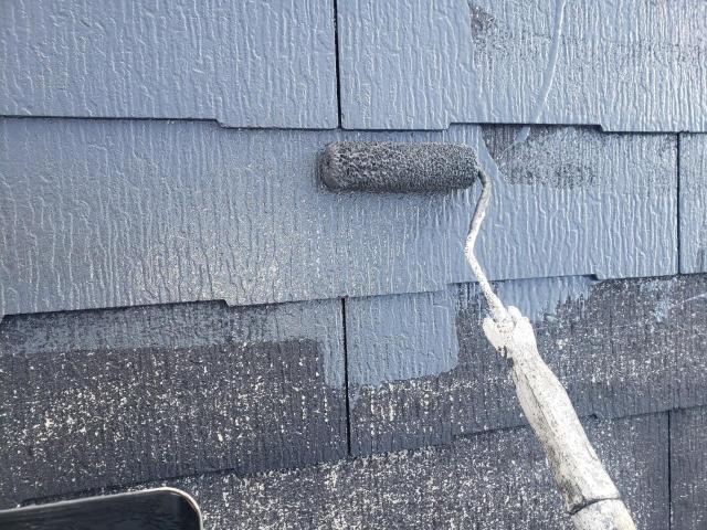 熊本市西区島崎にて下塗り済みのスレート屋根中塗り、安すぎる見積には要注意！