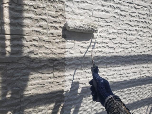 熊本市西区島崎サイディング外壁中塗りの様子