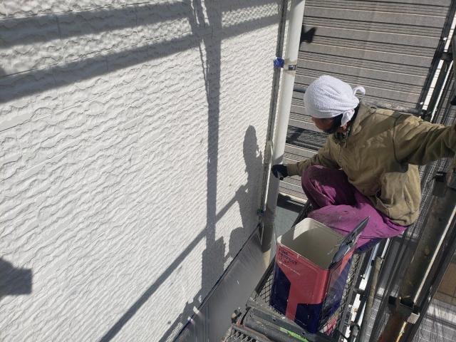 熊本市西区島崎サイディング外壁上塗り足場上での作業様子
