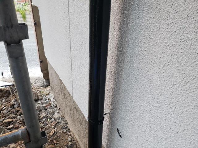 熊本市北区中古物件縦樋塗装完了後乾燥中