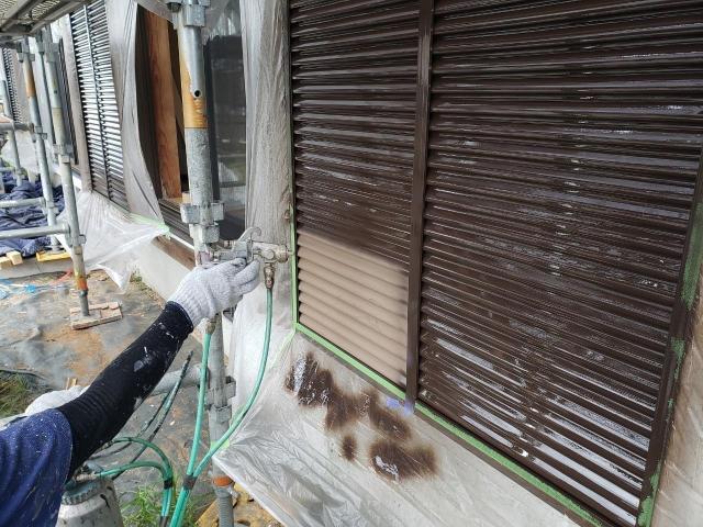 熊本市北区雨戸吹き付け塗装1回目