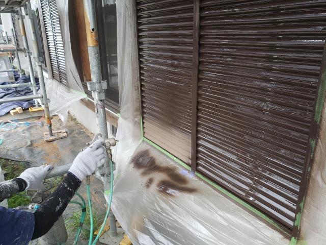 熊本市北区雨戸エスケー1液NADウレタンで吹き付け塗装中