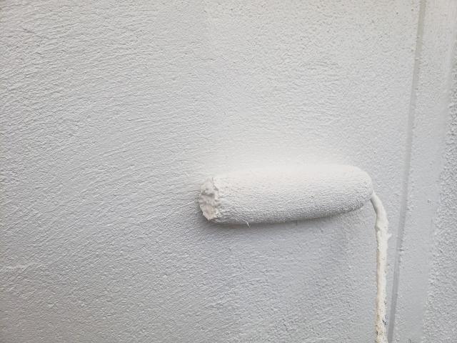熊本市北区外壁ローラーで上塗り中