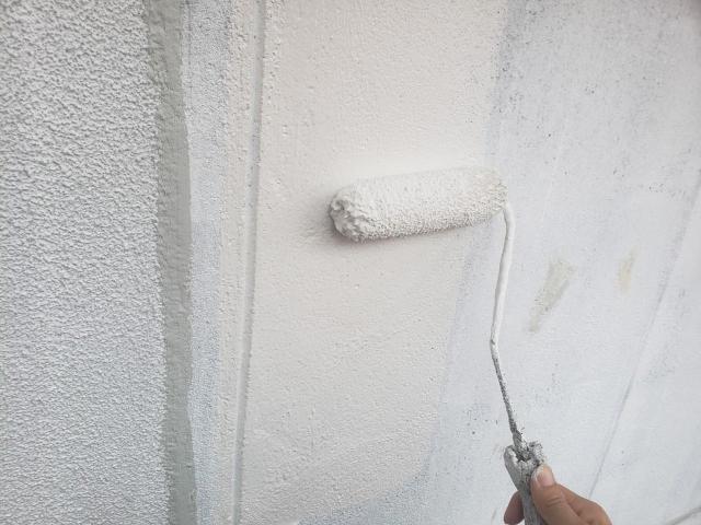 熊本市北区外壁ローラーで中塗り中