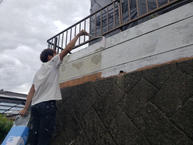熊本市北区中古物件塀下塗り中の様子別角度写真
