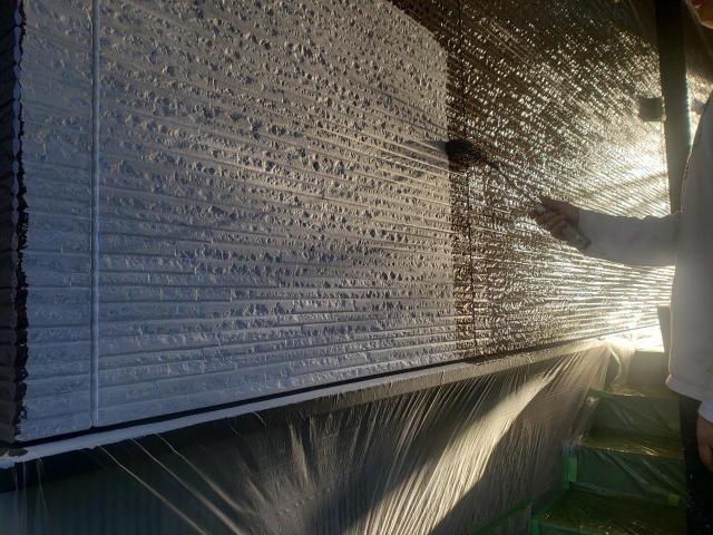菊池郡大津町茶色サイディング外壁中塗り中の様子